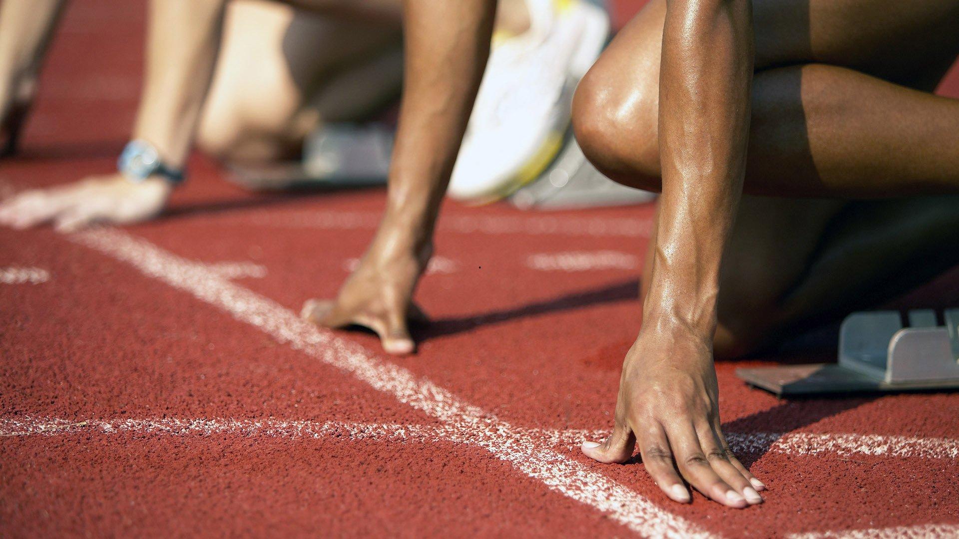 沙伊比闪耀全场助法兰克福力克奥格斯堡，彼泽森状态低迷引争议