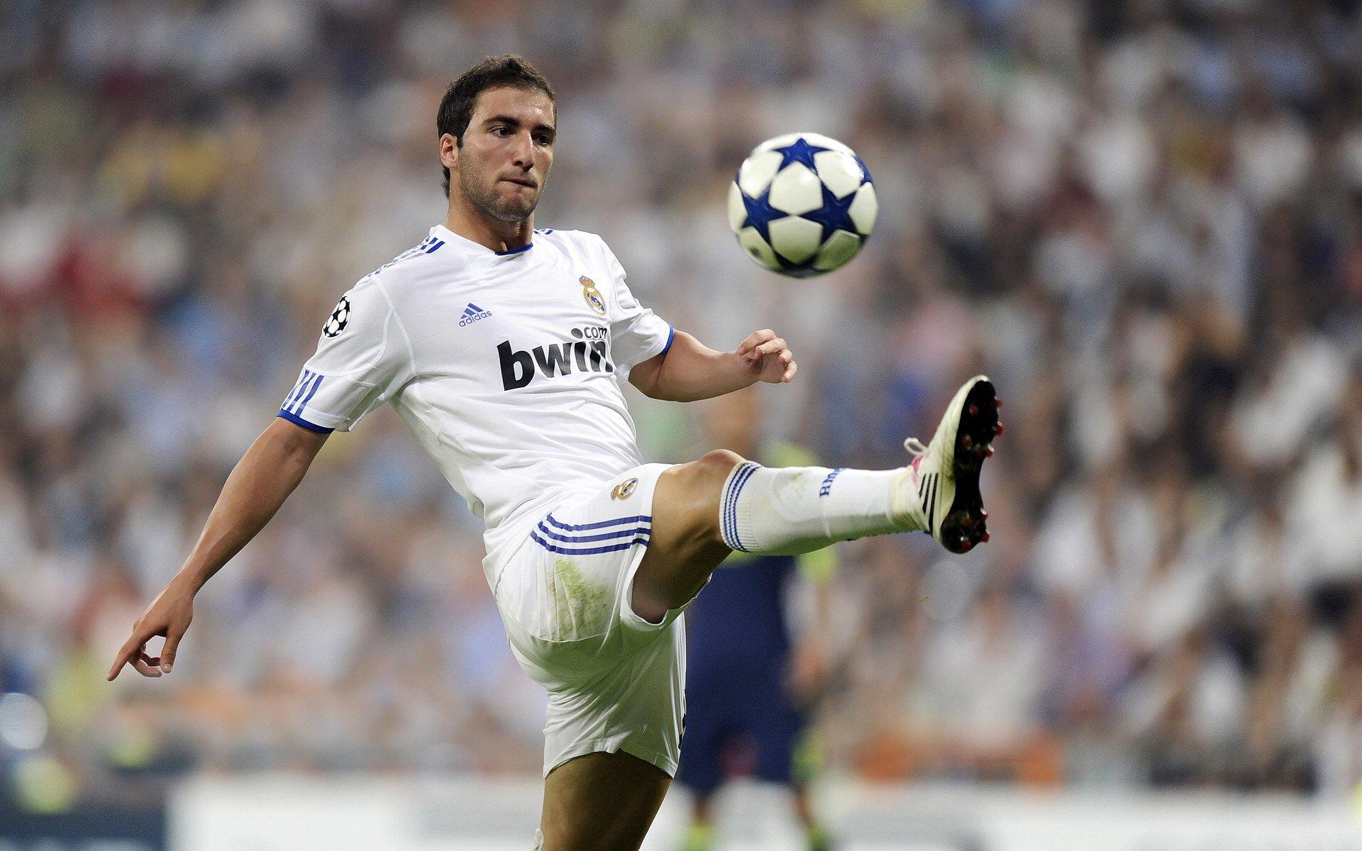 体育总监辛德基洛茨盛赞安热利,他是球队未来的核心支柱